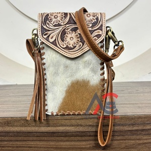 Sac à bandoulière pour téléphone portable en cuir de vachette artisanal occidental, design unique, sangle réglable, petit sac à main fait à la main pour femmes - Product Image 1