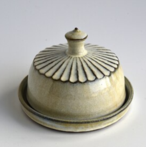 Plat à beurre rectangulaire en métal et bois écologique beige, fait à la main, style contemporain, best-seller pour - Product Image 1