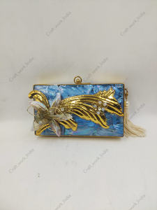 Bolso de mano de lujo con incrustaciones de nácar y borlas metálicas florales doradas para bodas, fiestas y eventos nupciales. - Product Image 2