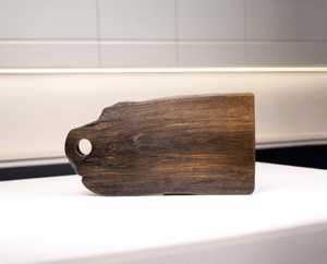 Tabla de Cortar de Madera Rústica con Acabado Oscuro y Orificio para Colgar, Tabla de Cocina de Madera Maciza Resistente, Apta para Alimentos, para el Hogar, Restaurante, Cafetería - Product Image 1