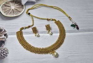 Collier de mariée Kundan d'inspiration vintage haut de gamme avec une finition dorée à la conception multi-pierres pour les bijoux de mariage en vente - Product Image 2