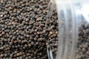 Poivre noir vietnamien séché de qualité supérieure, arôme intense, certifié ISO 22000, 4% de pipérine pour les épices de cuisine - Product Image 4