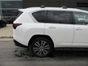รถ SUV หรูหรา LEXUS LX 600 ปี 2024 ระบบขับเคลื่อนสี่ล้อ (AWD) สภาพดีเยี่ยม ใช้งานน้อยมาก - Product Image 3