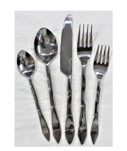 Nuevo juego de cubiertos de color plateado fundido de aluminio y metal con mango de diseñador - Product Image 2