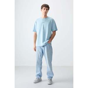 T-shirt imprimé texturé doux en coton 100 % bleu clair coupe oversize pour homme Air Jones - Haut décontracté à manches courtes et col rond, modèle - Product Image 4