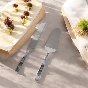 Exquisito Servidor de pastel de metal con acabado antiguo con grabados intrincados y atractivo lujoso, ideal para arreglos de mesa elegantes - Product Image 6
