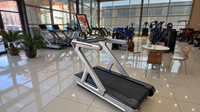 Treadmill Komersial SK dengan Area Lari 1570x600mm, Motor AC 3HP, Kecepatan 20 KPH, dan Kemiringan 20 Persen untuk Latihan Kardio di Gym
