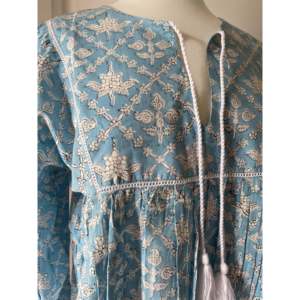 Blusa Casual de Mujer con Estampado de Bloques y Cuello Solapa, Diseño Cuadrado, Popelina Pintada a Mano, Azul Cielo - Talla XL para Otoño y Oficina - Product Image 1