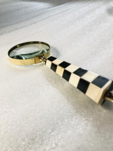 Loupe à main en laiton antique vintage avec poignée en résine noire et blanche, artisanat maritime nautique en métal, lentille de lecture décorative - Product Image 2