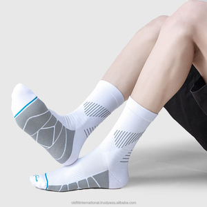 Nouvelle tendance Chaussettes en coton de haute qualité avec logo personnalisé pour hommes Chaussettes de sport colorées unisexes pour adultes - Product Image 3