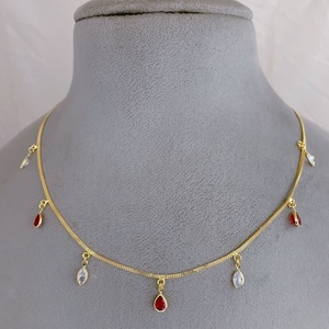 Collier de meilleure qualité à chaîne dorée au look simple et époustouflant pour femmes et filles pour la fête et la collection de vêtements quotidiens décontractés - Product Image 1