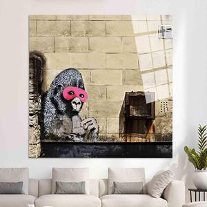 Realza tu espacio con la icónica impresión en lienzo del gorila de Banksy con máscara rosa, arte en vidrio templado - Product Image 1