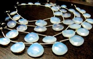 Opale blanche Hydro Quartz forme de coeur Briolette12 à 16mm perles graduées brin 8 pouces de long - Product Image 4