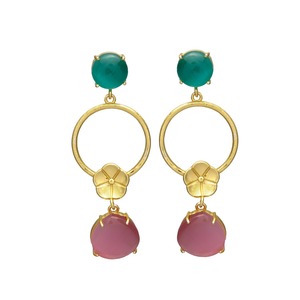 ต่างหูทรงกลมสีทองพร้อมดอกไม้และอัญมณีสีเขียว - Product Image 1