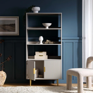 Haura, bibliothèque haute à panneaux en teck massif avec portes, taupe mat - Product Image 6
