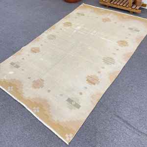 Alfombra Vintage de 4.5x7 pies (138x213 cm), Alfombra Turca con Estampado Animal Beige - Product Image 1