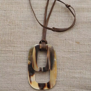 Collier pendentif en corne de buffle, bijoux tribaux naturels et durables pour femmes, haute qualité - Product Image 1