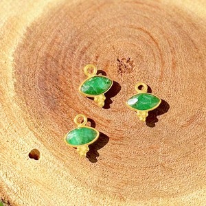 Colgante con Bisel de Esmeralda, Forma de Marquesa, Dije Delicado Chapado en Oro con Tres Colgantes Rawa - Product Image 2