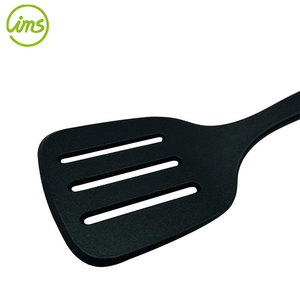 Espátula giratoria ranurada de nailon antiadherente hecha en Vietnam, utensilio de cocina de primera calidad - Product Image 3