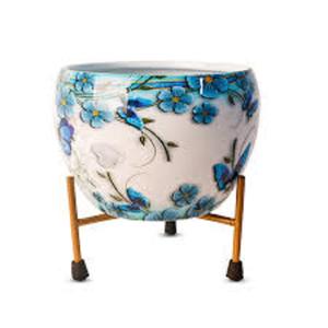 Vase à fleurs martelé moderne en métal aluminium avec motif de feuille florale dorée et couleur ivoire pour décoration de mariage fait à la main - Product Image 3