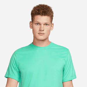 Camiseta de fitness Light Menta para hombre: tela de Jersey suave, ajuste estándar relajado, 100% poliéster - Product Image 5