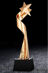 ถ้วยรางวัลเงินสูงที่มีการออกแบบริบบิ้นแนวตั้งซึ่งนำไปสู่ตราสัญลักษณ์กลางในราคาขายส่ง - Product Image 2