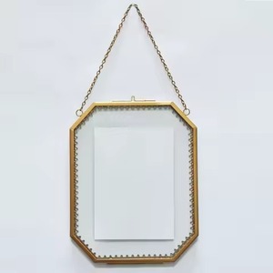 Marco de Fotos Moderno y Exclusivo de Metal y Vidrio con Acabado Dorado, Pieza Decorativa Atractiva para Pared - Product Image 3