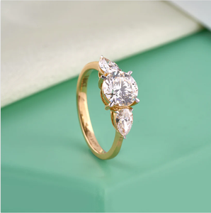 Bague de fiançailles classique à trois pierres rondes et poire en or jaune intemporel avec un design élégant d'Inde - Product Image 3