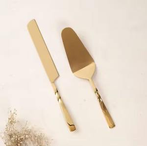 Servidor de Pastel y Cuchillo de Latón, Juego de Servidores de Pastel de Buena Calidad con Acabado Dorado Pulido - Product Image 1
