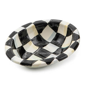 Fundición de Metal plateado Nuevo estilo Hecho a mano Lujo Buena venta Forma ovalada Esqueleto Diseño de mano Jaboneras - Product Image 2