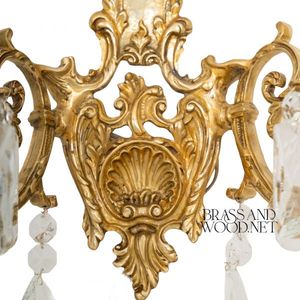 Aplique de pared de latón macizo antiguo con diseño de doble brazo, pantallas de vidrio vintage y gotas de cristal para interiores de lujo clásicos - Product Image 4