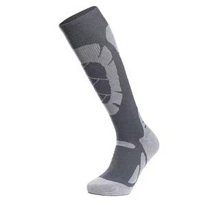 Chaussettes de sport antidérapantes de haute qualité pour hommes avec impression de logo personnalisé Nouvelle collection de chaussettes Crew en polyester - Product Image 2