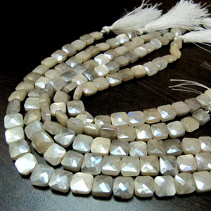 Cuentas facetadas de piedra lunar de melocotón Natural, hebra de 7-8mm, cuentas de piedra con forma de cojín con revestimiento místico AB de plata de 8 pulgadas de largo - Product Image 1