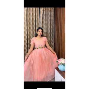 Lanzamos nuestro último vestido de estilista hermoso con trabajo hecho a mano donde la elegancia se encuentra con la comodidad - Product Image 1