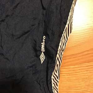 กางเกงวิ่งขาตรงของผู้ชายผ้าไนลอนผูกเชือกเอวด้านข้างลายทางทรงแบ็กกี้สไตล์ลำลองปักโลโก้ - Product Image 3