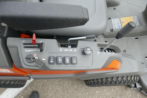 Cortacésped Husqvarna Rider R214TC Comfort Edition con plataforma delantera de 94 cm, tractor de jardín hidrostático en venta - Product Image 4