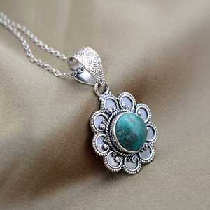 Nouveau design Collier pendentif fleur bohème en laiton tribal pour femme, plaqué argent, avec pierre précieuse florale, vente en gros - Product Image 1