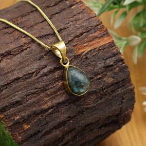 Fournisseur en gros de colliers pendentifs en argent sterling 925 de style vintage de Surgyan Saini, bijoux en pierres naturelles mélangées, IGI - Product Image 5