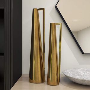 Diferentes macetas artificiales de diferentes tamaños y formas Floreros decorativos de hierro sólido a la venta - Product Image 1