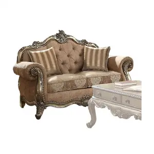 Sofá de dos asientos de tela con corona enrollada con patas Cabriole Beige y Latón para sala de estar