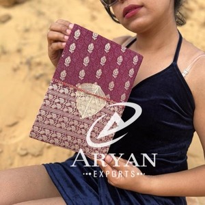 Nouveau véritable fait à la main Banarasi Sari tissu fil sécurisé fermeture Journal Vintage vibrant coloré couverture non doublé feuille recyclée journal - Product Image 1