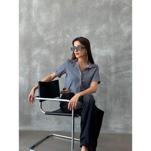 เสื้อเชิ้ตและเสื้อเบลาส์ลายทางสำหรับผู้หญิง Topshow สีดำ พร้อมเข็มขัด ขายส่ง - Product Image 3