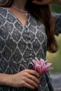 Vestido Ikat Haima Tejido a Mano, Largo hasta la Pantorrilla, Estilo Bohemio, Gris Blanco, Algodón Puro, Informal, para Uso Diario - Product Image 6