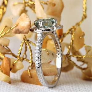 Anillo de Compromiso con Diamante Redondo de Corte Fantasía para Ella - Product Image 2