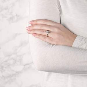 Bague de fiançailles solitaire pour femme avec lunette en diamant taille marquise - Product Image 3