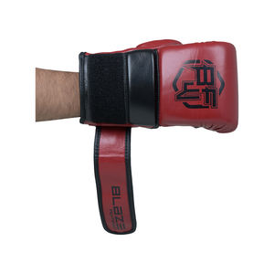 Guantes de MMA SPARRING con logotipo personalizado Guantes de entrenamiento de gimnasio de cuero sintético blanco y negro para artes marciales de combate y boxeo - Product Image 5
