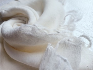 Chales de algodón tejidos a mano hechos a medida, suaves, transpirables y naturalmente elegantes. Ideal para moda sostenible y regalos - Product Image 4