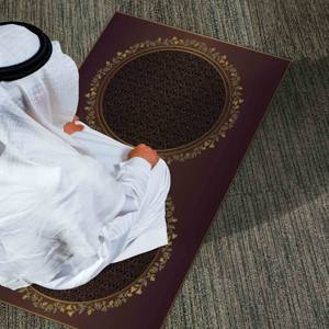 Alfombra de Oración Color Borgoña: Tapete Religioso con Detalles Dorados, Lavable a Máquina, Alfombra Delgada No Tejida - Product Image 2