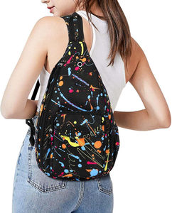 Mochila Unisex Ligera de Una Correa, Totalmente Sublimada, con Diseño Geométrico Moderno y Cadena - Product Image 6