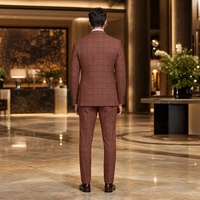 Costume homme rouge brique à motif losanges, simple boutonnage, deux boutons, revers cranté, poches plaquées, poche porte-billets, costumes d'affaires pour homme, sur mesure MTM